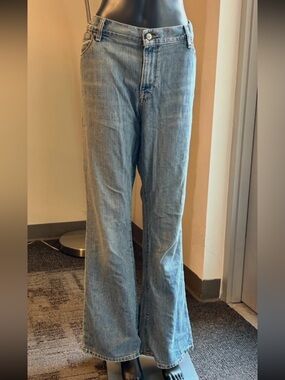 Old Navy • Women's Blue Denim Flare Jeans • Size 16